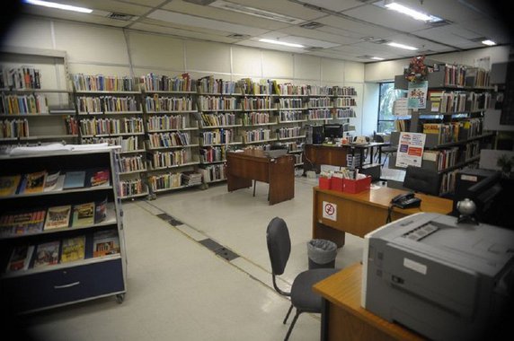 Segundo a presidenta da entidade, Luciana Manta, a prefeitura sucateou o sistema de bibliotecas e transferiu os equipamentos da Secretaria de Cultura para a de Educação, além de extinguir outras; “Caso da Biblioteca de Santa Teresa, que foi extinta de fato, mas que só não fechou as portas pela insistência da Associação de Moradores e Amigos de Santa Teresa (Amast) e pelo apoio do Sindib-RJ no movimento criado na época. Hoje, a biblioteca funciona sem verba, sucateada e sem segurança, já que não existe por ter sido extinta”
