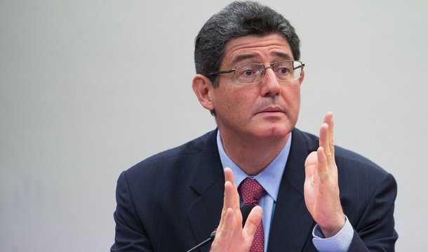 Ex-ministro da Fazenda, Joaquim Levy, reuniu a sua equipe para um jantar nesta sexta-feira (18), poucas horas após ser confirmada a sua substituição pelo ministro Nelson Barbosa; durante o encontro, ele disse que deixava a pasta de forma tranquila e com convicção de ter feito tudo o que dependia dele; jantar foi interrompido diversas vezes por clientes do restaurante que queriam cumprimentá-lo, além de lamentar a sua saída do governo