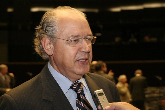 Deputado federal Luiz Carlos Hauly (PSDB-PR) disse que a sbsituição de Joaquim Levy por nelson Barbosa no comando do Ministério da Fazenda não é o bastante para uma retomada do crescimento econômico; "O problema da economia brasileira não está mais em trocar o ministro da Fazenda e do Planejamento, tem que trocar a presidente Dilma e tirar o PT do poder. Se não tirar, nenhum ministro, 'nem pintado de ouro', e nem o prêmio Nobel de economia vão resolver o problema da economia brasileira e das finanças públicas do governo federal", disparou