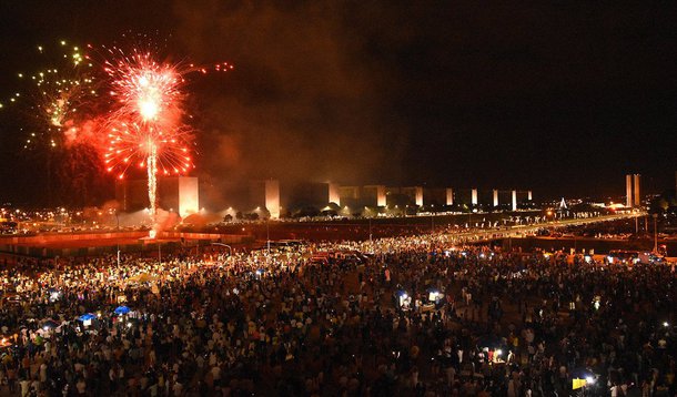 A chegada de 2016 no Complexo Cultural da República reuniu público estimado em 6 mil pessoas, de acordo com a Polícia Militar; a festa teve início às 19h45, com o show do grupo Pé de Cerrado; pelo palco, montado próximo ao Museu da República, passaram artistas como a dupla Karen e Pâmela Viola, que tocaram música caipira e participaram pela primeira vez da festa gratuita de fim de ano; a queima de fogos durou 5 minutos e ocorreu no gramado da Esplanada dos Ministérios