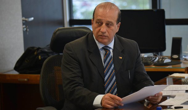 A Justiça Federal de Brasília decidiu enviar ao Supremo Tribunal Federal nesta segunda (19) a petição do Ministério Público Federal que aponta indícios de que o ministro do Tribunal de Contas da União, Augusto Nardes, recebeu recursos de uma das principais empresas investigadas na Operação Zelotes; a investigação da Polícia Federal apura suspeitas de fraudes no Carf, conselho vinculado ao Ministério da Fazenda que julga recursos de empresas multadas pela Receita Federal; a decisão de envio ao STF foi assinada pela juíza substituta da 10ª Vara Federal de Brasília, Célia Regina Ody Bernardes