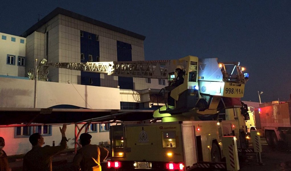  Um incêndio em um hospital na Arábia Saudita matou 25 pessoas e feriu mais de 100, com o fogo atingindo a unidade de tratamento intensivo e maternidade antes do amanhecer, informou a agência saudita de defesa civil; detalhes sobre o incêndio e suas vítimas eram escassas, mas as fotografias publicadas no Twitter pela agência mostraram fumaça e uma chama intensa que parecia ter danificado seriamente o interior do hospital
