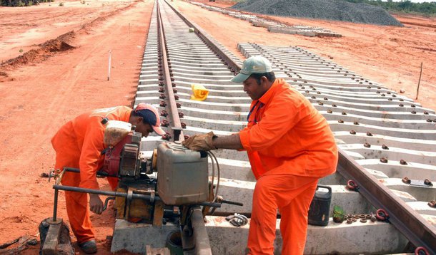 Depois de um ano ruim para o setor, com escândalos e falta de verbas, investimentos em infraestrutura devem continuar paralisados em 2016, em decorrência da falta de recursos da União; 300 mil postos de trabalho já foram fechados; apesar disso, governo prevê concessões de rodovias e ferrovias e arrendamentos de portos pelo Programa de Investimento em Logística (PIL), além da continuação do PAC