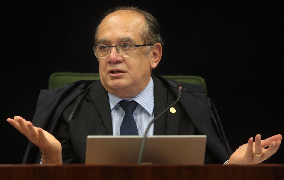 Ele abandona sessões em andamento no STF, atrasa deliberadamente a tramitação de processos de matérias sobre as quais discorda e age de forma grosseira com o presidente da Corte, seus pares e convidados presentes nas sessões do tribunal