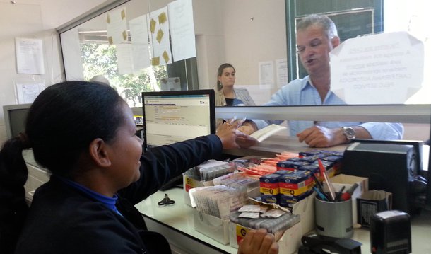 Pacientes que sofrem de hipertensão arterial pulmonar (HAP) estão desde o mês de agosto sem a Bosentana - medicamento importante para o tratamento da doença; segundo Flávia Lima, coordenadora do grupo de apoio de Brasília ligado a Associação Brasileira de Amigos e Familiares de Portadores de Hipertensão Arterial Pulmonar, o medicamento chega a custar R$ 3 mil por mês e só é encontrado em farmácias especializadas; a HAP é considerada uma doença rara que afeta os pulmões