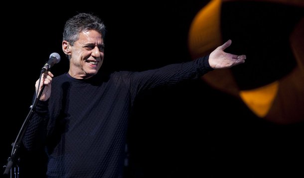 Mais ainda que artista, Chico é cidadão brasileiro. Um dos cidadãos mais estimados do país, e o documentário sobre sua vida prova isso; artigo de Léa Maria Aarão Reis na Carta Maior