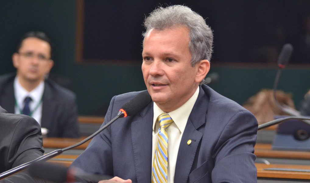 Ministro das Comunicações, André Figueiredo, comentou que as propostas para regulamentar a mídia são sempre vistas como tentativas de "cercear a liberdade de imprensa, interferir em conteúdo" no Brasil; e contestou: "De forma alguma. É dar mais liberdade ao setor. Quando um setor está concentrado em forma de monopólio, a gente não pode dizer que é livre"