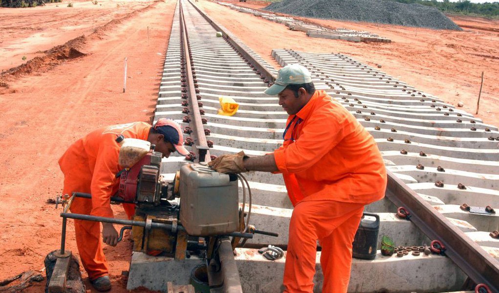 Depois de um ano ruim para o setor, com escândalos e falta de verbas, investimentos em infraestrutura devem continuar paralisados em 2016, em decorrência da falta de recursos da União; 300 mil postos de trabalho já foram fechados; apesar disso, governo prevê concessões de rodovias e ferrovias e arrendamentos de portos pelo Programa de Investimento em Logística (PIL), além da continuação do PAC