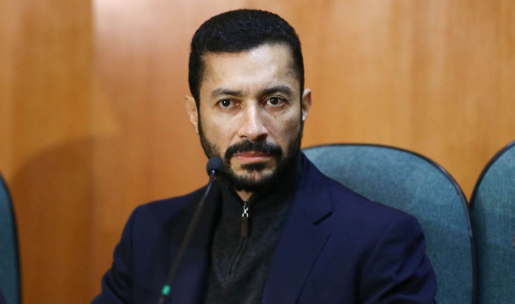 O Supremo Tribunal Federal homologou o acordo de delação premiada feito pelo lobista ligado ao PMDB Fernando Soares, conhecido como Fernando Baiano; com isso, Baiano, que está preso desde novembro de 2014 em Curitiba (PR), será liberado em 18 de novembro e seguirá para sua casa, no Rio de Janeiro, onde cumprirá um ano de pena em regime domiciliar fechado com tornozeleira eletrônica; na colaboração ficou acordado que o lobista perderá o valor de R$ 8,5 milhões que foi bloqueado de sua conta quando foi preso na Operação Lava Jato; o lobista desembolsará ainda mais R$ 5 milhões e uma casa que tem em Trancoso, no litoral baiano; na delação, Baiano fez referências ao banco Schahin, ao ex-ministro Antonio Palocci e ao pecuarista José Carlos Bumlai