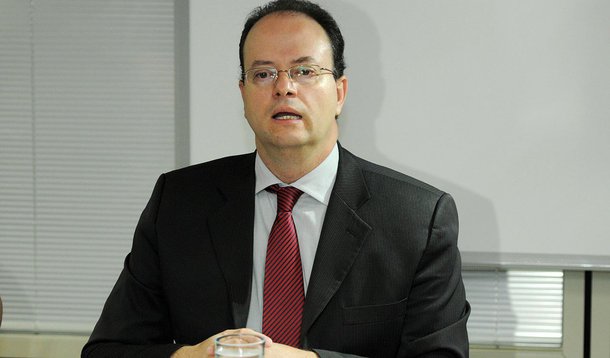 Desta segunda-feira (4) até 31 de janeiro, é possível indicar os créditos do programa Nota Legal para desconto no IPVA e no IPTU de 2016; os valores do benefício foram acumulados pelos consumidores que indicaram o CPF ao adquirir mercadorias ou serviços; para o desconto são considerados os créditos acumulados de setembro de 2013 a outubro de 2015; o total a ser destinado para esta edição é de R$ 208 milhões, conforme o subsecretário da Receita da Secretaria de Fazenda, Hormino de Almeida Júnior(foto); a medida é para que a secretaria tenha tempo para receber as informações das empresas, as indicações dos consumidores e ainda lançar a redução nos impostos