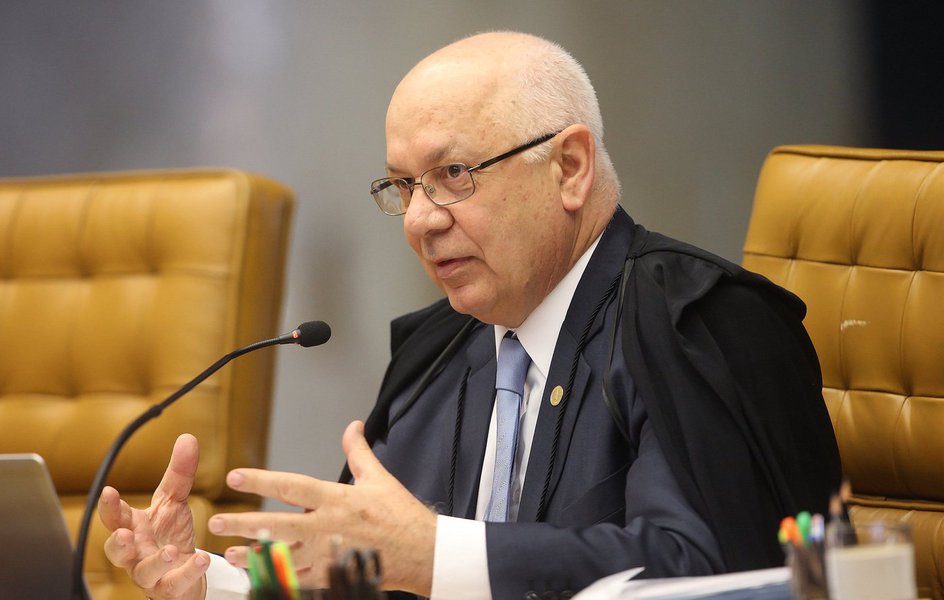 "Certamente a decisão de Zavascki decepcionou as lideranças oposicionistas e os cidadãos em geral que torcem pela luz no fim do túnel representada pelo afastamento de Dilma Rousseff. Mas a consolidação da democracia não se faz por atalhos. Ela só é possível sob o império da lei", diz trecho do editorial do jornal O Estado de S. Paulo desta quarta-feira