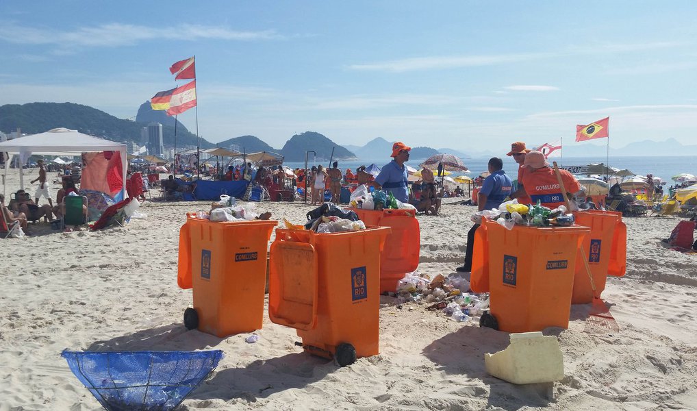 Companhia Municipal de Limpeza Urbana (Comlurb) recolheu na manhã desta sexta-feira 694,2 toneladas de lixo em todos os pontos de festa após o réveillon no Rio de Janeiro; apenas na orla de Copacabana foram removidas 363,5 toneladas; desde as 6 horas de hoje, 3.358 garis e 344 profissionais de limpeza trabalhavam na limpeza da cidade; apesar dos 1.455 contêineres instalados, houve trabalho para o recolhimento de garrafas, embalagens e outros itens