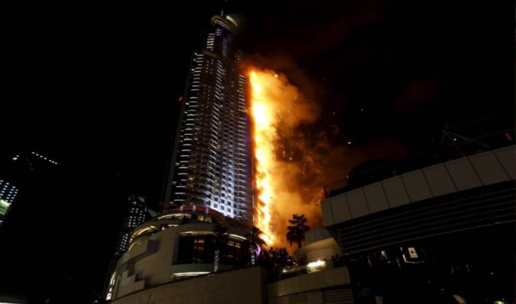 Um incêndio de grandes proporções começou no hotel de luxo Adress Downtown, em Dubai, segundo a polícia local; o hotel fica próximo ao  Burj Khalifa, o edifício mais alto do mundo; o gabinete de imprensa do governo do Emirado de Dubai informou sobre o incêndio na rede social Twitter, e disse que autoridades já estão no local para garantir "uma resposta rápida e segura"
