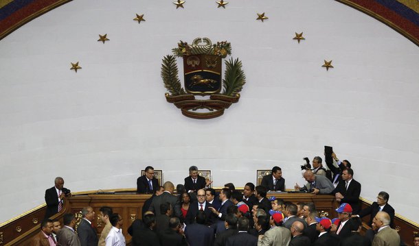 Oposição venezuelana assumiu o controle da Assembleia Nacional pela primeira vez em 16 anos em uma sessão confusa, estabelecendo uma disputa de poder com o presidente do país, Nicolás Maduro, em meio a uma crise econômica que vem se agravando; veterano parlamentar Henry Ramos foi eleito o novo presidente do Congresso numa sessão em que os dois lados cantaram refrãos um contra o outro e trocaram acusações de corrupção e traição