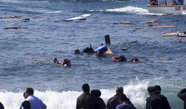 Embarcação de madeira levava para a Grécia imigrantes de Iraque, Paquistão e Síria quando naufragou a cerca de 3,5 quilômetros da costa sul da cidade turca de Bodrum na noite desta sexta-feira; 14 pessoas foram resgatadas 