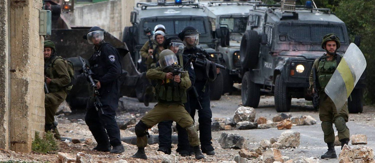Forças de Israel mataram a tiros dois palestinos que esfaquearam e feriram um soldado israelense na Cisjordânia ocupada, no mais recente ataque em 12 semanas de violência na região; "Forças no local responderam ao perigo iminente e dispararam em direção aos agressores, resultando em sua morte. Uma investigação inicial sugere que um outro soldado foi ferido como resultado do fogo dirigido aos agressores", disse o Exército em um comunicado