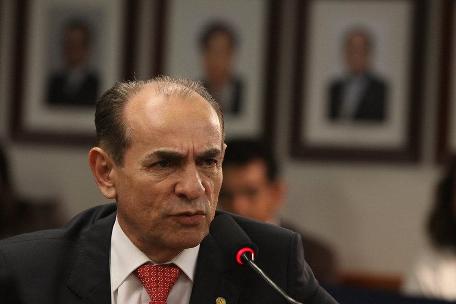 Ministro da Saúde, Marcelo Castro, inoifmrou que a presidente Dilma Rousseff determinou a criação de um gabinete com participação de representantes dos governos federal, estadual e municipal, para tratar da atual crise do setor de saúde fluminense; "A coordenação será nossa, federal, com toda a rede federal à disposição, toda rede estadual e toda rede municipal agindo em sinergia, agindo em harmonia, vendo e distribuindo as tarefas, transferindo doentes, se for necessário, levando equipamentos, medicamentos, ou seja, tomando todas as decisões necessárias para amenizar o problema que estamos passando, problemas emergenciais que estamos passando no Rio de Janeiro", afirmou Castro
