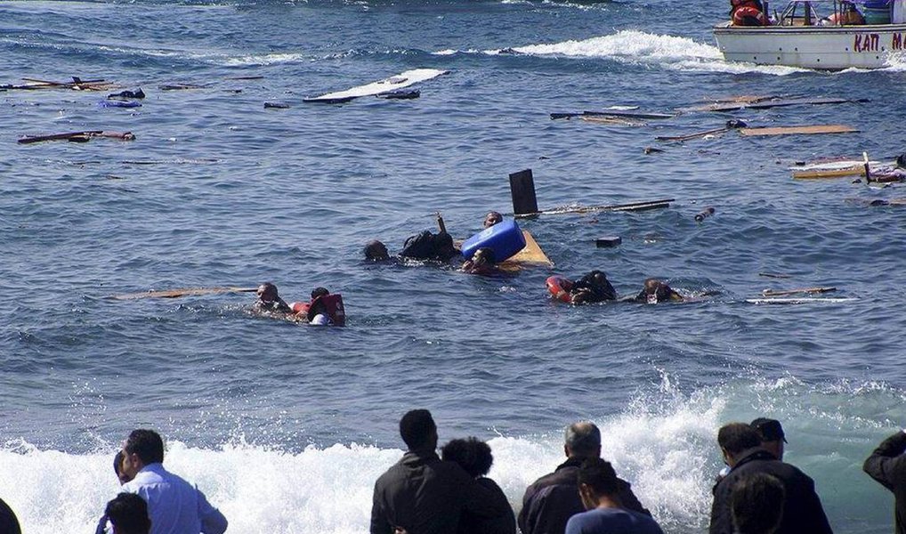 Embarcação de madeira levava para a Grécia imigrantes de Iraque, Paquistão e Síria quando naufragou a cerca de 3,5 quilômetros da costa sul da cidade turca de Bodrum na noite desta sexta-feira; 14 pessoas foram resgatadas 