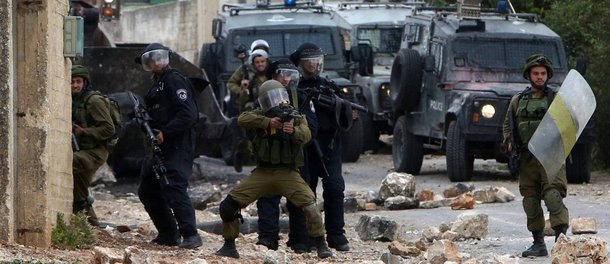 Forças de Israel mataram a tiros dois palestinos que esfaquearam e feriram um soldado israelense na Cisjordânia ocupada, no mais recente ataque em 12 semanas de violência na região; "Forças no local responderam ao perigo iminente e dispararam em direção aos agressores, resultando em sua morte. Uma investigação inicial sugere que um outro soldado foi ferido como resultado do fogo dirigido aos agressores", disse o Exército em um comunicado