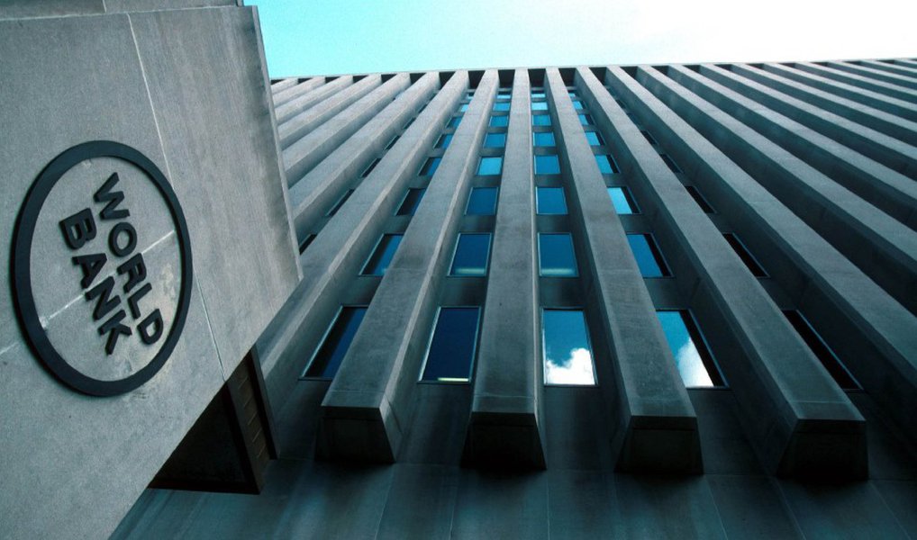 Segundo o relatório Perspetivas Econômicas Globais, divulgado nesta quarta-feira, 6, o Banco Mundial afirma que a economia mundial crescerá 2,9% em 2016; previsão é 0,4% menor da estimativa feita em junho do ano passado pelo banco; "fraco crescimento verificado entre as economias emergentes vai pesar no crescimento mundial em 2016, mas a atividade econômica deve recuperar modestamente para um ritmo de crescimento de 2,9%, depois de um crescimento de 2,4% em 2015, com as economias desenvolvidas ganhando força"