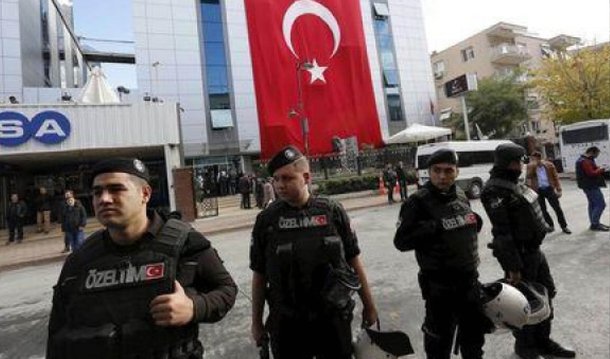 Polícia turca invadiu o escritório de uma empresa de mídia da oposição, dias antes de uma eleição, em uma campanha de repressão a companhias ligadas ao pregador islâmico Fethullah Gulen, que vive nos Estados Unidos e é rival do presidente Tayyip Erdogan; houve confronto com funcionários manifestantes e a polícia usou jatos d'água para dispersar a multidão em frente ao escritório da TV Kanalturk e Bugun, em Istambul