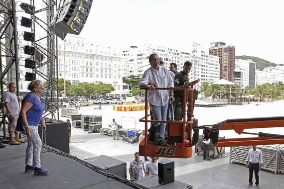 Prefeito nesta terça-feira a montagem do palco principal da festa de réveillon na Praia de Copacabana; "Estou arrasado. Se quisessem aprovar uma emenda constitucional aprovando a reeleição, seria uma boa, mas infelizmente não vai dar. Agora, seja quem for que ficar no meu lugar, eu não vou gostar", brincou, em tom de despedida; com a perna quebrada, Eduardo Paes subiu ao palco erguido por um guindaste