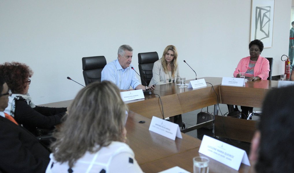 Governador Rodrigo Rollemberg recebeu titulares das 15 coordenações regionais de saúde do DF e diretores dos 16 hospitais que compõem a rede pública para discutir soluções para o setor; "O que me preocupa é a dificuldade de atendimento, especialmente a quem tem urgência", pontuou; secretária-adjunta de Saúde, Eliene Berg diz que há "pontos críticos", como superlotação nos prontos-socorros e fechamento das portas, mas afirmou que "a fase do caos já foi superada"; capacitação de profissionais, restruturação de pessoal e maior regulamentação do abastecimento das farmácias são alguma ações discutidas