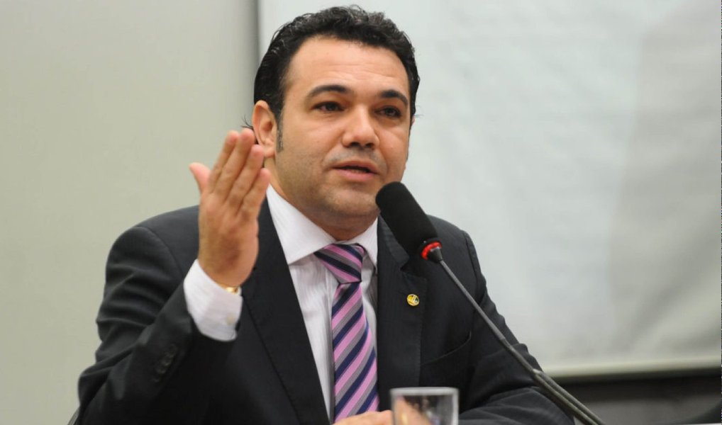 Depois do livro em que fez breve relato de sua polêmica passagem pela presidência da Comissão de Direitos Humanos da Câmara, o 'Sem limites', o deputado pastor Marco Feliciano prepara sua nova obra: um novo livro pelo qual ele pretende 'denunciar o gayzismo'