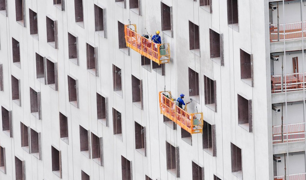 A taxa de desemprego no Distrito Federal aumentou para 14,6% em setembro, contra 14,2% em agosto — 6 mil brasilienses deixaram de trabalhar de um mês para o outro; os números são resultado da redução do nível de ocupação (eliminação de 9 mil postos de trabalho ou -0,7%), atenuada pela saída de pessoas do grupo da população economicamente ativa (menos 4 mil ou -0,3%); os dados constam da Pesquisa de Emprego e Desemprego, divulgada pela Companhia de Planejamento do DF (Codeplan)