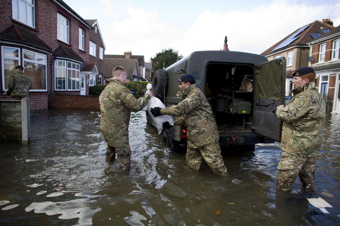 Centenas de pessoas foram retiradas de casa no Norte da Inglaterra por causa de inundações provocadas por fortes chuvas; uma unidade do 2º Batalhão do Regimento do Duque de Lancaster foi destacada para ajudar a população e as autoridades locais a enfrentarem as inundações; "Poderá chover em 24 horas o equivalente a um mês", disse o secretário de Estado do Ambiente, Rory Stewart