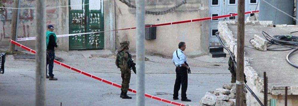 Policial paramilitar israelense matou um palestino que esfaqueou um soldado na Cisjordânia; ataque aconteceu na cidade de Hebron, sinalizando que a violência está mudando para a Cisjordânia em vez de Israel e Jerusalém, onde a polícia bloqueou ruas de bairros palestinos em que moravam muitos dos supostos agressores; onda de ataques já dura um mês