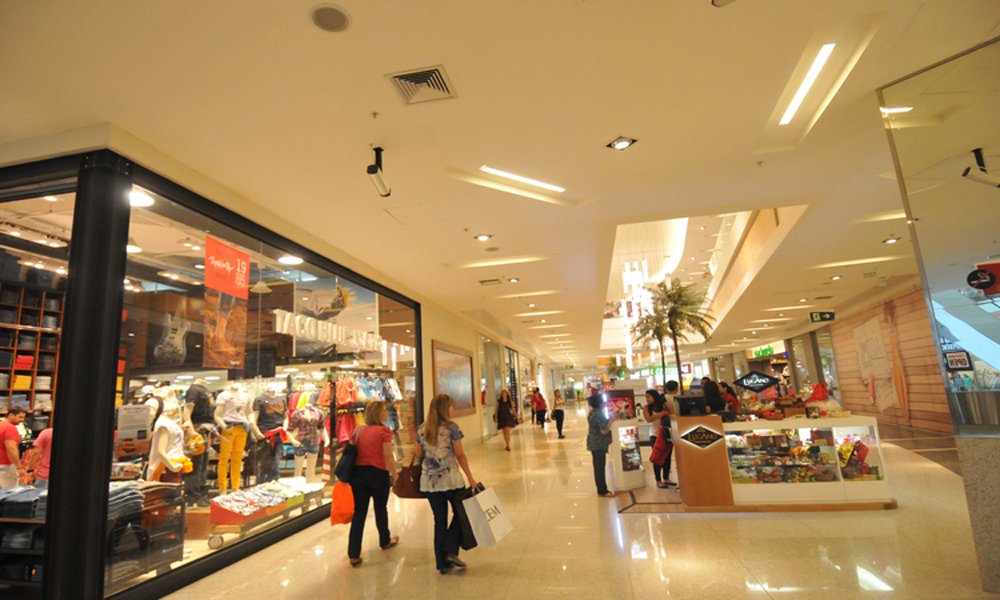 19/03/2015. Credito: Rodrigo Clemente/EM/D.A Press. Brasil. Belo Horizonte - MG. Perfil do frenquentador dos shoppings de BH. Consumidor passa em media, 74 minutos no mall. Na foto, frequentadores do Boulevard Shopping.