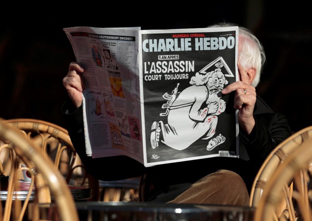 Homem lê o semanário satírico francês Charlie Hebdo, em Nice, na França. 06/01/2016 REUTERS/Eric Gaillard