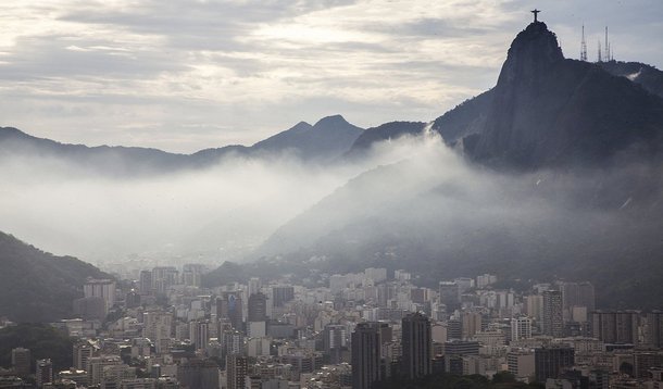 Chuva forte e ventos de até 100 quilômetros deixaram vários municípios da região metropolitana do Rio de janeiro sem energia; Niterói, São Gonçalo e Magé, além de Araruama, na Região dos Lagos, foram os mais atingidos por causa do tombamento de árvores que danificaram a rede elétrica