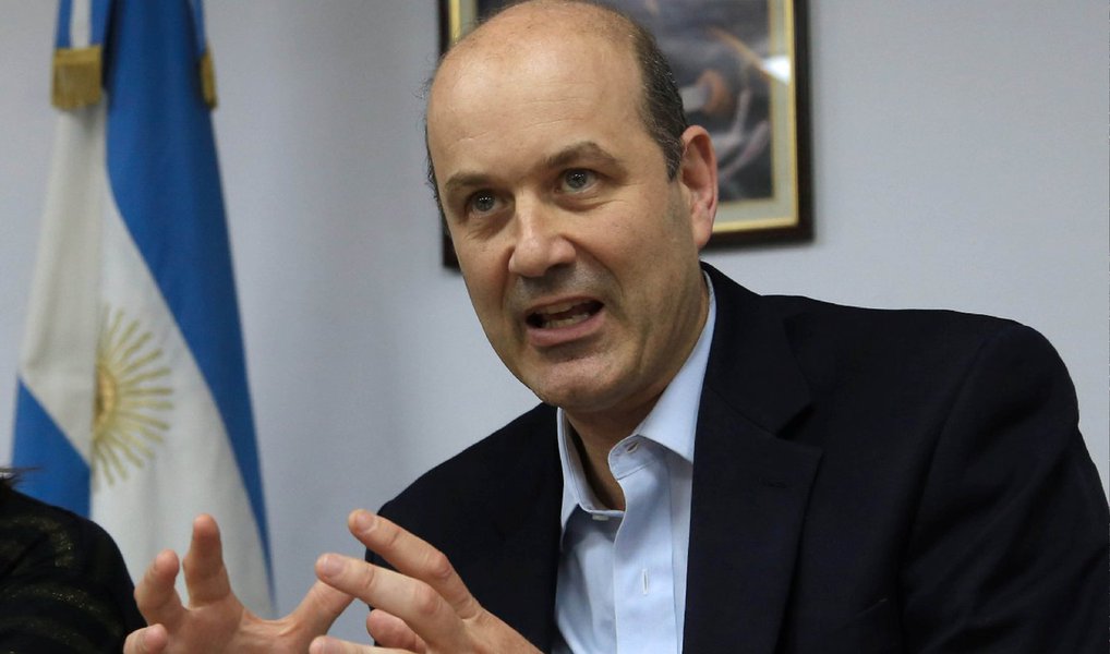 Presidente do Banco Central argentino, Federico Sturzenegger, disse que as empresas brasileiras receberão até julho do próximo ano os cerca de US$ 5 bilhões devidos pelas empresas argentinas e que estavam suspensos em função da falta de acesso ao dólar; "Já temos um cronograma e a partir de julho estará tudo normalizado", afirmou