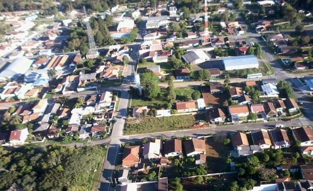 O Instituto Meteorológico Simepar informou que as fortes chuvas que atingem o Paraná devem continuar nesta quinta-feira (22); segundo o último boletim da Defesa Civil estadual, 14 municípios do estado foram atingidos pelo temporal, que prejudicou 1.349 pessoas e danificou 271 residências; os números são referentes ao temporal de terça (20) e quarta-feira (21)