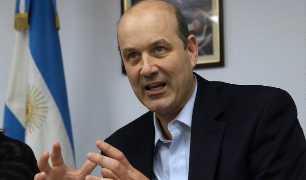 Presidente do Banco Central argentino, Federico Sturzenegger, disse que as empresas brasileiras receberão até julho do próximo ano os cerca de US$ 5 bilhões devidos pelas empresas argentinas e que estavam suspensos em função da falta de acesso ao dólar; "Já temos um cronograma e a partir de julho estará tudo normalizado", afirmou