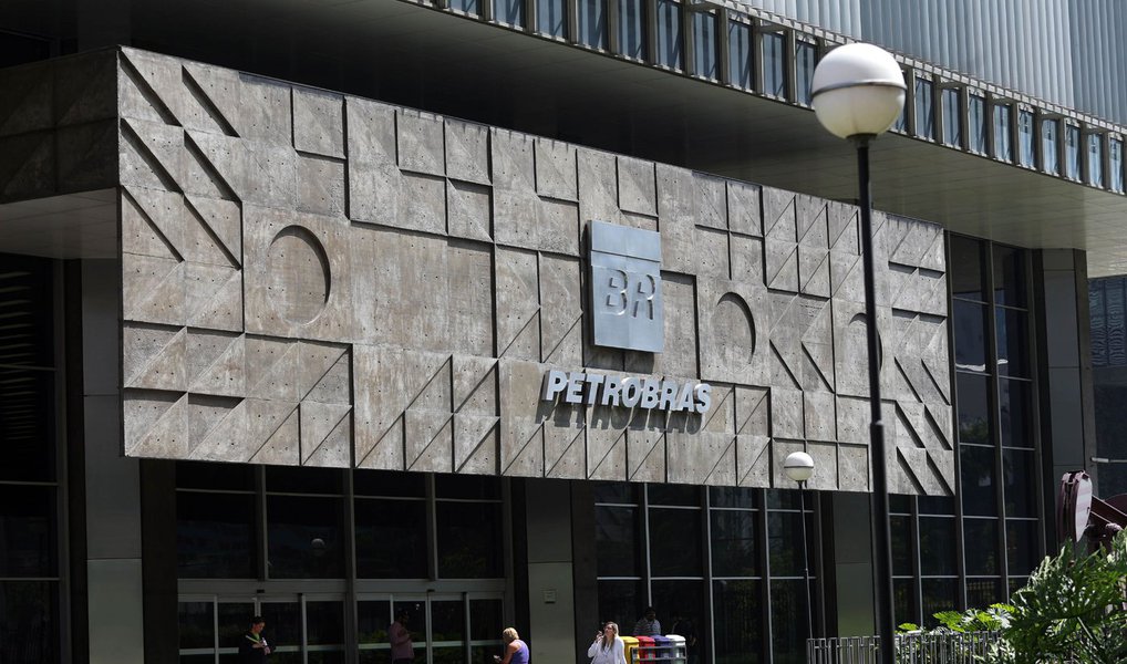 O conselheiro Luiz Nelson Guedes de Carvalho foi efetivado presidente do Conselho de Administração da Petrobras em reunião desta sexta (18); a vigência na função será até 31 de janeiro de 2016; a Petrobras informou que o período foi determinado pelo conselho e não esclareceu porque Carvalho ficará no cargo por período tão curto; Guedes de Carvalho respondia interinamente pela função desde 14 de setembro de 2015, quando Murilo Ferreira, que ocupava o cargo, pediu licença