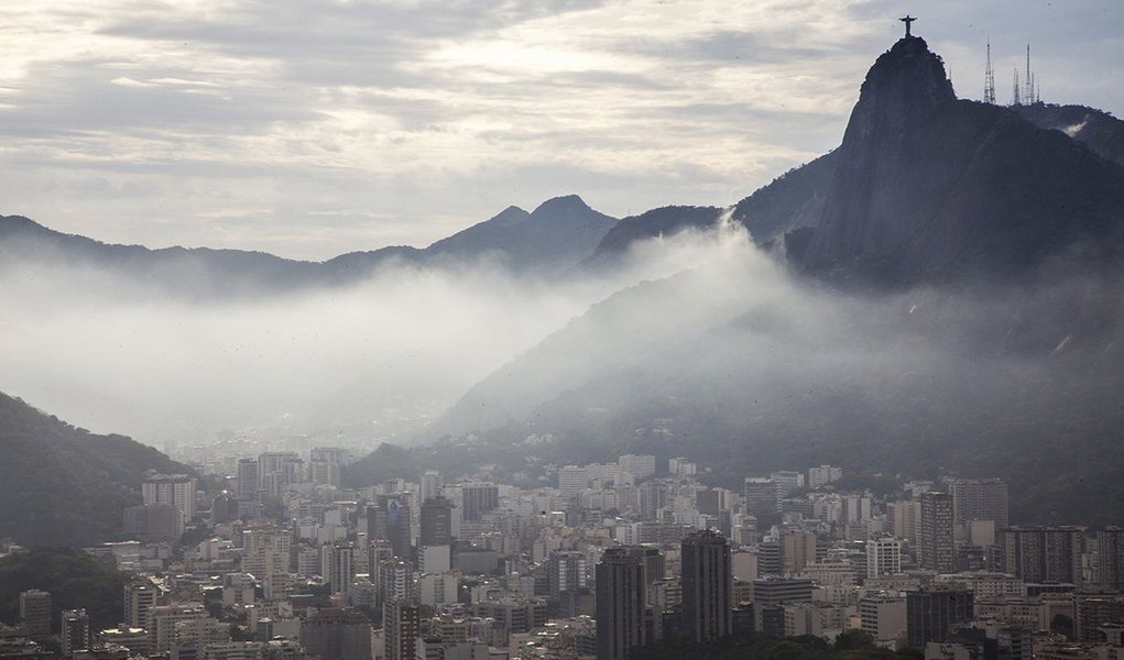 Chuva forte e ventos de até 100 quilômetros deixaram vários municípios da região metropolitana do Rio de janeiro sem energia; Niterói, São Gonçalo e Magé, além de Araruama, na Região dos Lagos, foram os mais atingidos por causa do tombamento de árvores que danificaram a rede elétrica