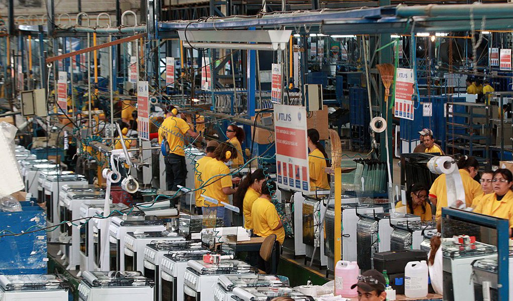 O Índice de Gerentes de Compras (PMI, na sigla em inglês) da indústria nacional ficou em 45,6 em dezembro, ante 43,8 em novembro, quando atingiu a pior marca em cerca de seis anos e meio; apesar da ligeira melhora, o índice ficou abaixo da marca de 50 que separa retração de crescimento em todos os meses de 2015, exceto em janeiro, quando a leitura foi de 50,7