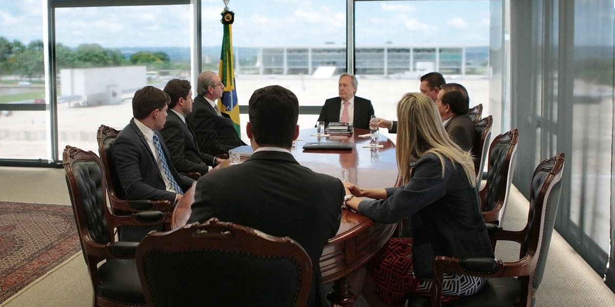 O presidente do Supremo Tribunal Federal, Ricardo Lewandowski, chamou a imprensa para testemunhar seu encontro com o presidente da Câmara, Eduardo Cunha (PMDB-RJ), nesta quarta-feira 23; na reunião, o ministro disse a Cunha que não há margem para dúvidas sobre a decisão da Corte que anulou a formação da comissão especial do processo de impeachment da presidente Dilma Rousseff; Lewandowski também esclareceu a Cunha que não cabe ao Supremo responder questões em tese, sobre fatos que ainda não ocorreram; audiência foi solicitada pelo presidente da Câmara, para pedir que os ministros do STF acelerem a publicação do acórdão sobre a decisão que suspendeu o processo de impeachment