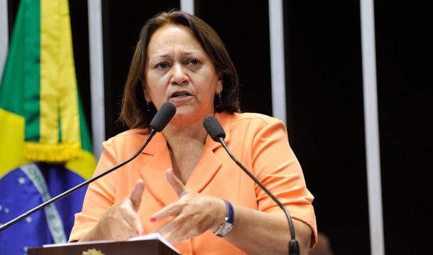 A senadora Fátima Bezerra (PT-RN) discursou em plenário nesta terça (13) sobre as decisões dos ministros Teori Zavascki e Rosa Weber, do Supremo Tribunal Federal (STF), que deferiram liminares para suspender os efeitos de questão de ordem decidida pelo presidente da Câmara, Eduardo Cunha, sobre a tramitação dos pedidos de impeachment contra a presidente Dilma Rousseff; “Uma das estratégias que vinham sendo tramadas, nos calabouços da política, em reuniões secretas entre o presidente da Câmara e nomes da oposição, caiu por terra. O STF acabou, pelo menos por enquanto, com este plano arquitetado de maneira suja, como são seus idealizadores. Nossos mandatos serão bastiões da democracia e não deixaremos que apeiem do poder uma presidente democraticamente eleita”, defendeu