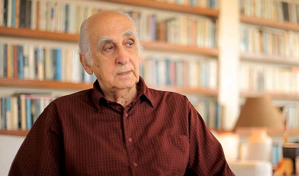 Jornalista e escritor Zuenir Ventura diz ser contra o impeachment da presidente Dilma Rousseff; "Não porque seja uma tentativa de 'golpe', como alegam os mesmos que um dia foram para a rua pedir 'Fora FH!'. Mas porque estamos à espera de que mesmo? Olhando em volta, o futuro imediato preocupa tanto quanto o presente. Ruim com ela, pode ser pior sem ela", diz ele