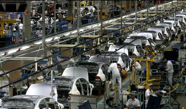 A General Motors suspendeu o segundo turno de trabalho da sua fábrica de São Caetano do Sul, na região do ABC Paulista, até março de 2016 e anunciou a suspensão temporária do contrato de trabalho de mais 1.600 empregados no mesmo período; segundo a montadora, a medida foi necessária para adequar a produção à queda de demanda do mercado; "Trata-se de uma medida extremada, dura, mas é a mais factível para evitar a demissão", disse presidente do Sindicato