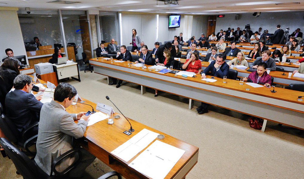 Os integrantes da Comissão Parlamentar de Inquérito do HSBC demonstraram desânimo nesta terça (3) sobre o andamento dos trabalhos e cogitam encerrar mais cedo as investigações; após ouvirem delegados federais e representantes do MP que estão apurando o caso, alguns membros da CPI chegaram à conclusão que não estão conseguindo avançar, e não terão muito a colaborar com as autoridades; o senador Davi Alcolumbre (DEM-AP) lamentou que a investigação parlamentar não tenha conseguido acesso sequer à lista de brasileiros que tinham conta no HSBC da Suíça; "Acho que não vamos chegar muito longe com a CPI", disse