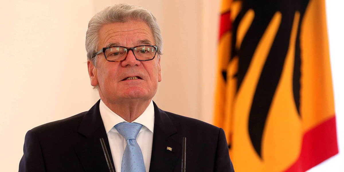 Presidente da Alemanha, Joachim Gauck, criticou os ataques racistas a centros de refugiados e exigiu um "debate aberto" sobre o acolhimento para os que pedem asilo; "Os incêndios provocados e os ataques a pessoas indefesas [nesses centros de refugiados] merecem a nossa repulsa e devem ser castigados", afirmou