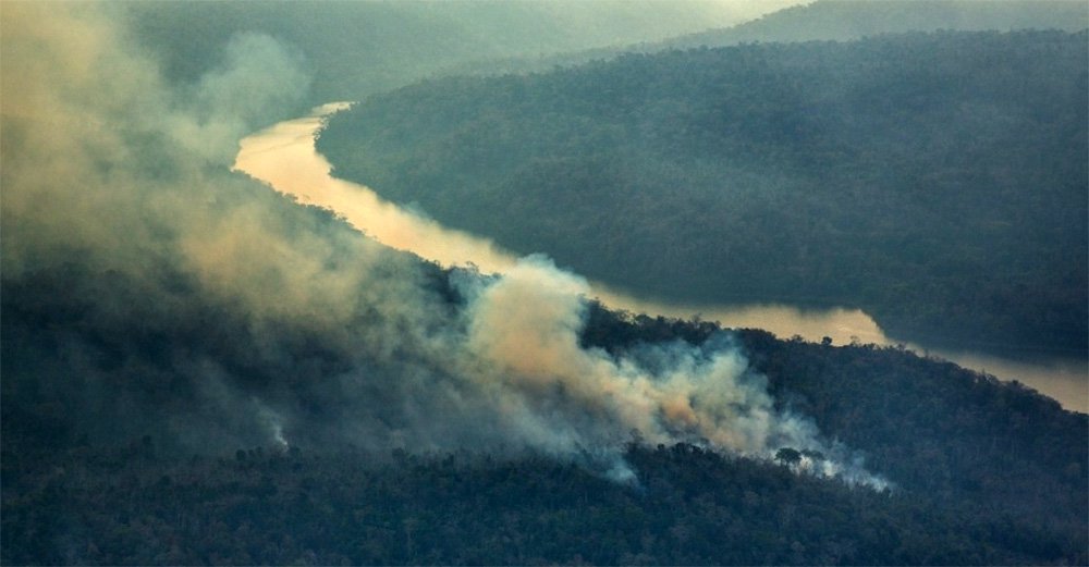 Depois de 35 dias, o incêndio que tomou uma área de 220 mil hectares da reserva indígena de Arariboia, no município de Arame, no Maranhão, foi controlado; pelo menos 90% do fogo foi extinto e 10% está controlado na área de 450 mil hectares; quem informa é o diretor de proteção ambiental do Ibama, Luciano Evaristo. Segundo ele, apesar da extensa área afetada, o grupo isolado de índios Awá-Guajá não foi atingido; no local, vivem 12 mil Guajajaras e cerca de 80 índios isolados