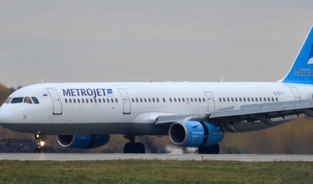 A ala egípcia do grupo jihadista Estado Islâmico reivindicou, no Twitter, a autoria do atentado ao avião russo que caiu neste sábado na Península do Sinai, no Leste do Egito, provocando a morte aos 224 passageiros e tripulantes; "Os soldados do Califado conseguiram abater um avião russo na província do Sinai transportando mais de 220 cruzados que foram mortos", disse o grupo extremista em comunicado nas redes sociais, indicando ter agido como "represália" à intervenção russa na Síria