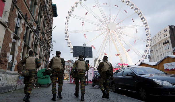 A polícia belga prendeu seis pessoas durante buscas em casas em Bruxelas nesta quinta-feira, parte de uma investigação sobre uma suposta conspiração para realizar um ataque na capital na véspera do Ano Novo. Na quarta-feira, as autoridades cancelaram a tradicional queima de fogos da véspera de Ano Novo na capital, citando o medo de um ataque de militantes