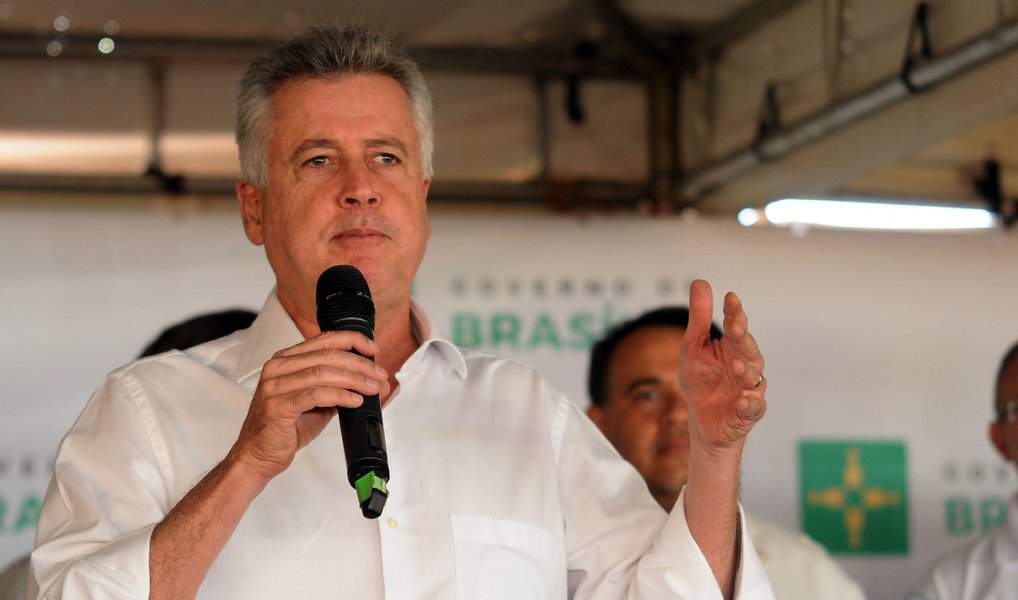 Com poucos recursos e um rombo calculado em R$ 6,5 bilhões, a primeira providência da então nova cúpula do governador do Distrito Federal, Rodrigo Rollemberg, foi estudar todas as dívidas; as ações a fim de resgatar o equilíbrio financeiro, até 21 de dezembro, resultaram em economia de R$ 1,9 bilhão com reprogramações orçamentárias e na redução dos débitos do Estado com fornecedores em R$ 1,8 bilhão; os dados são do próprio executivo, que encerrou o ano com uma dívida estimada em R$ 2,8 bilhões, déficit relevante, mas 54% menor do que o encontrado no início da gestão